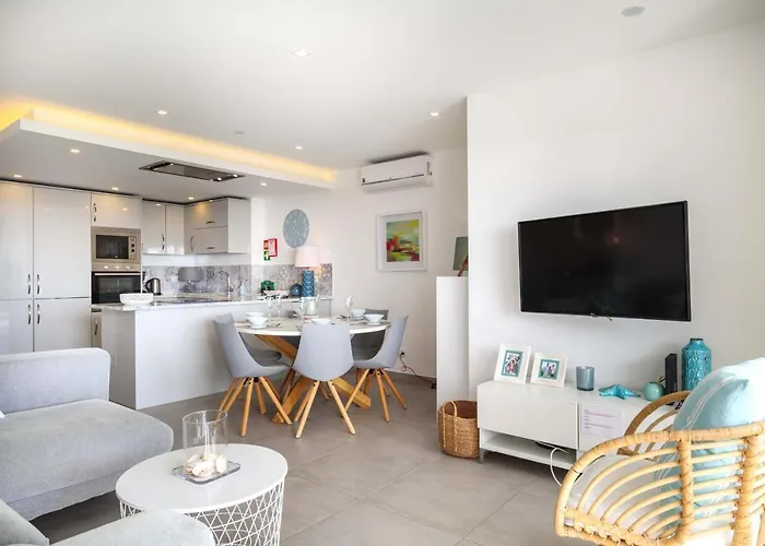 Waterside 3 Bedroom Sea View 아파트