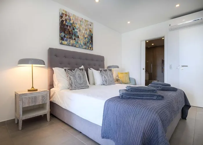 Waterside 3 Bedroom Sea View شقة