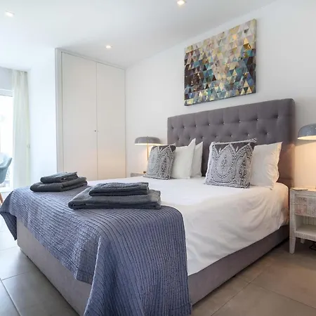 Waterside 3 Bedroom Sea View Apartmán *